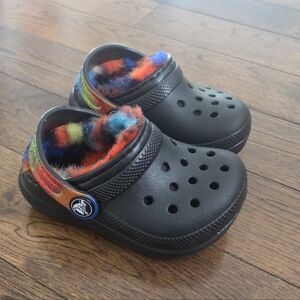 Crocs For Toddler Black With Multi Color Faux Fur Lining Size 5